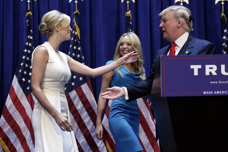 USA:s president Donald Trump, fotograferad tillsammans med sina döttrar Ivanka och Tiffany, när han lanserade sin första presidentkampanj i New York i juni 2015.
