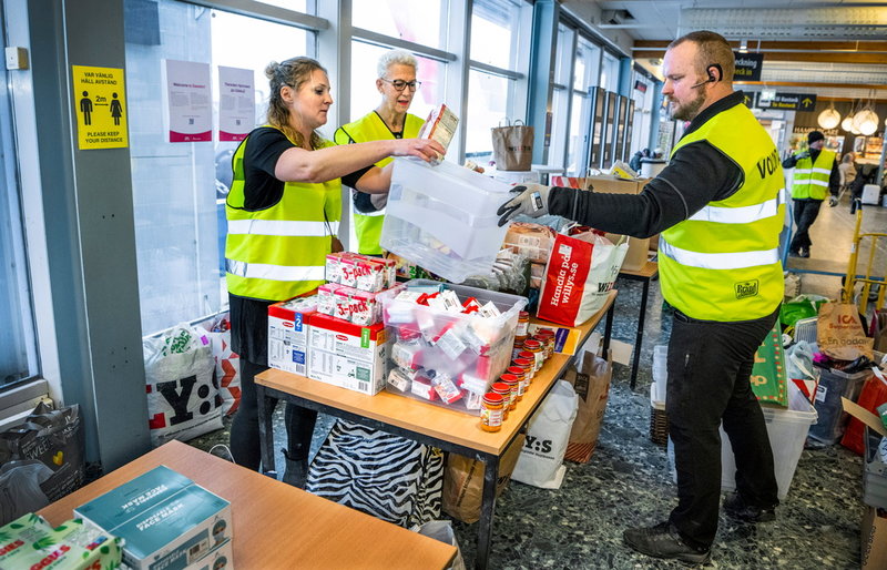 Volontärerna Emma Solander, Birgitta Welander och Thomas Odeltorp bullar upp på 'babybordet' i ankomsthallen i väntan på att dagens Polenfärja ska lägga till.