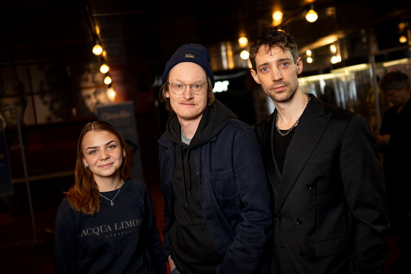 Regissören Marcus Carlsson omgiven av skådespelarna Hedvig Nilsson och Adam Lundgren.