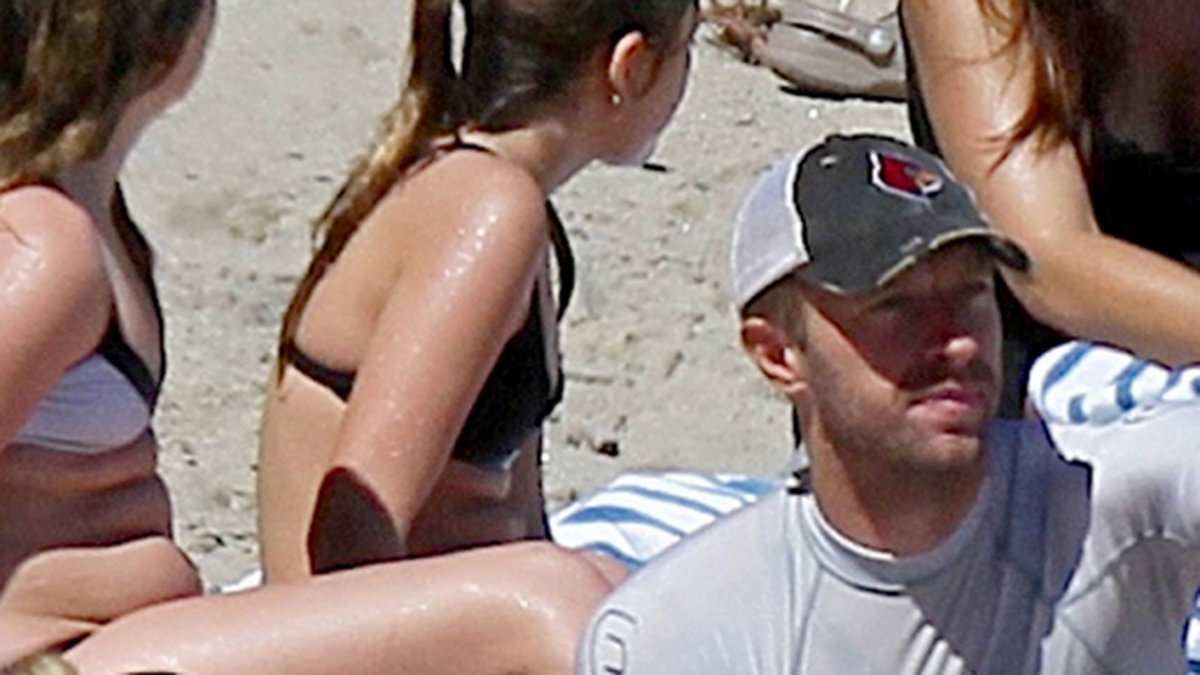 Kate Hudson och Coldplay-stjärnan Chris Martin har en heldag på stranden.