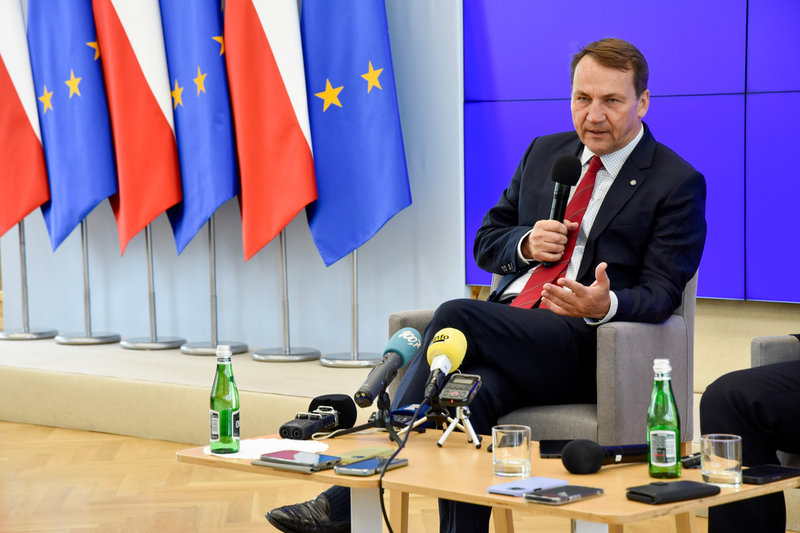 Polens utrikesminister Radoslaw Sikorski i ett möte med inresta EU-korrespondenter i Warszawa.