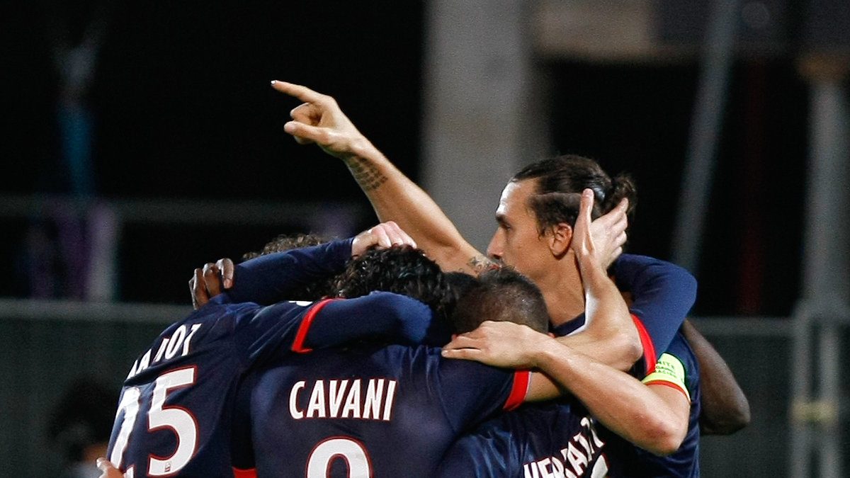 Zlatan firade sitt mål tillsammans med sina lagkamrater.