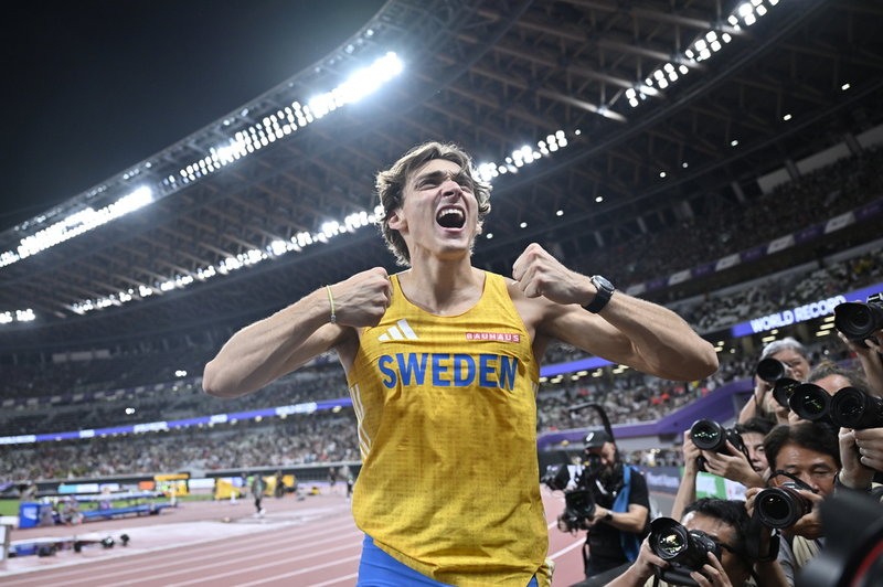 Armand Duplantis efter sitt senaste världsrekord, i VM i Tokyo. Arkivbild.