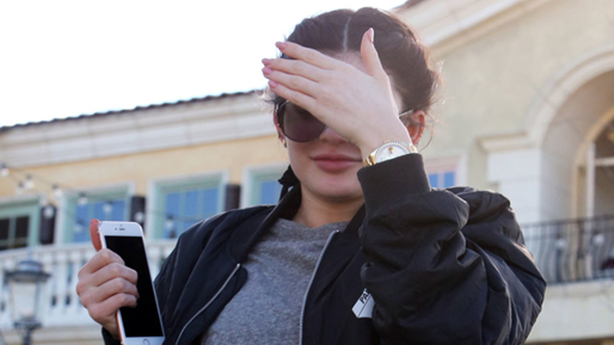 Kylie Jenner försöker dölja sitt ansikte i Beverly Hills. 
