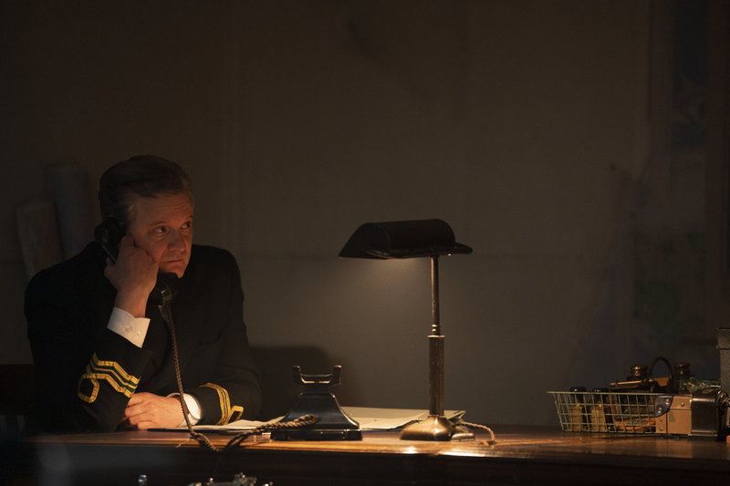Colin Firth spelar stoisk skrivbordshjälte i kompetenta krigsdramat ”Operation Mincemeat”. Pressbild.
