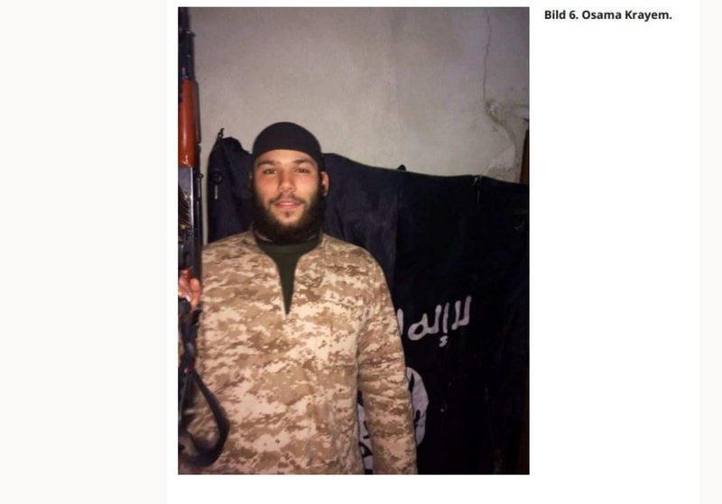 IS-svensken Osama Krayem poserar med ett vapen i Syrien. Bilder kommer från polisens förundersökning.
