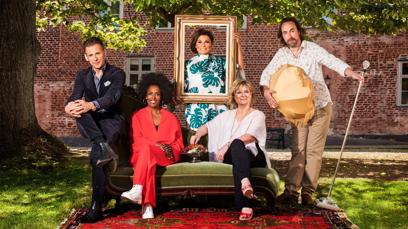 I säsongens första avsnitt av 'Stjärnorna på slottet' firar David Lagercrantz, Marika Carlsson, Carola Häggkvist, Grynet Molvig och Per Andersson midsommar tillsammans. Pressbild.