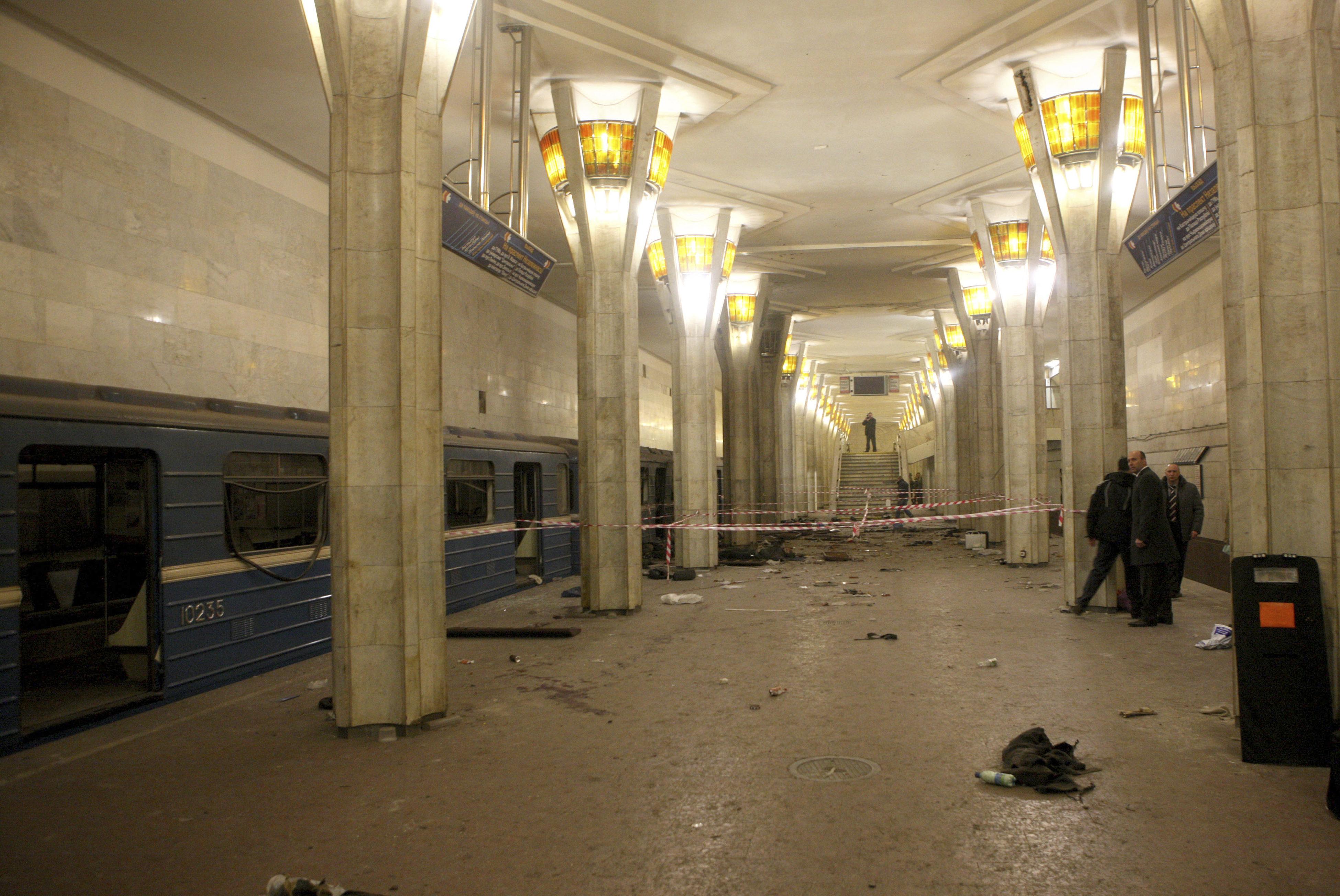 En bombexplosion på tunnelbanestationen Oktyabrskaya i Vitryssland dödade 15 personer och skadade över 200, i april. 