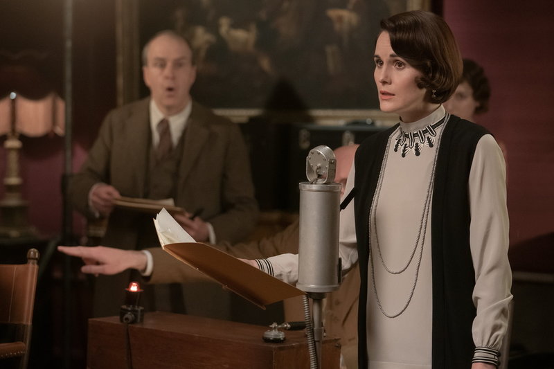 Kevin Doyle som Mr Molesley och Michelle Dockery som Lady Mary i 'Downton Abbey: En ny era'. Pressbild.