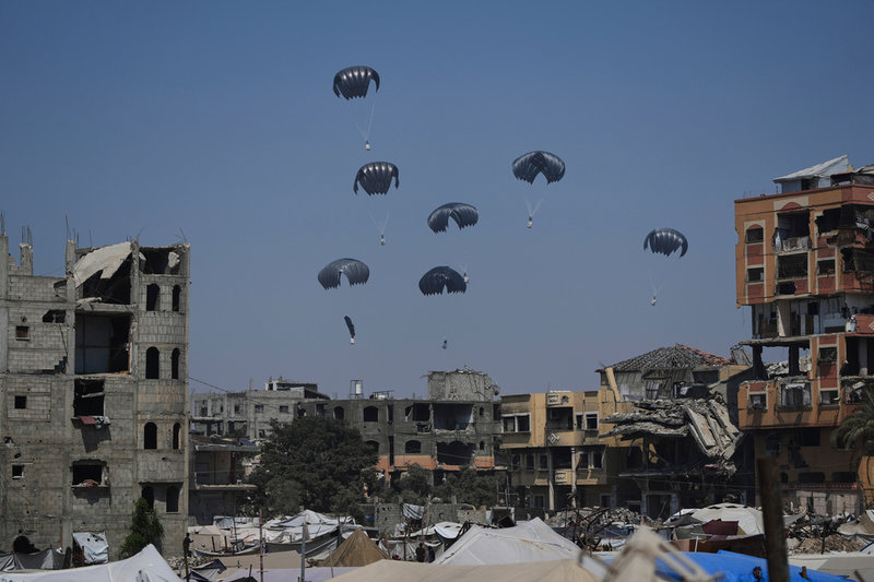 Humanitär hjälp via luften når norra Gaza. 
