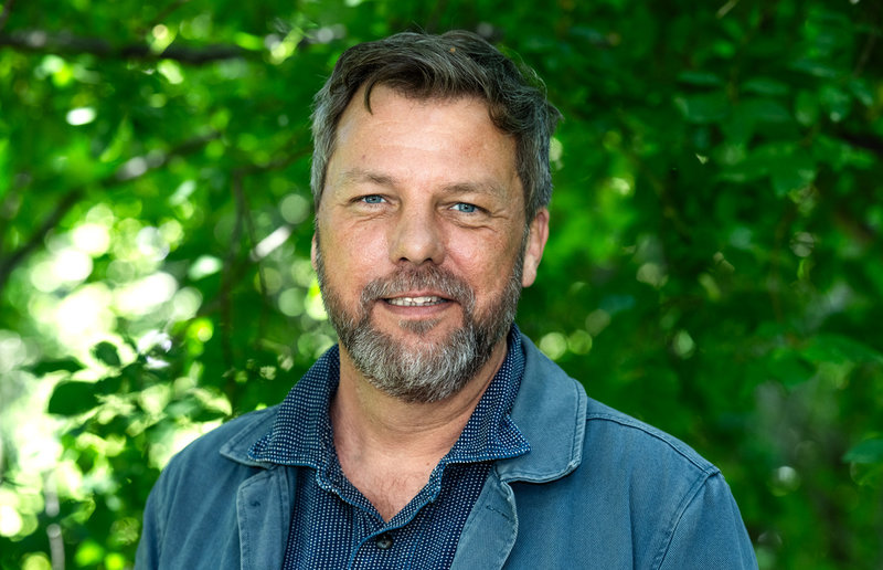 "Det filosofiska är jättespännande. Och det ekologiska, att det du gör i dag kommer att ha en mening senare, säger regissören Atle Knudsen om "Tordyveln flyger i skymningen".