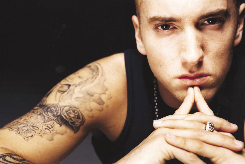 I videon till Mariahs låt Obsessed så passar Mariah på att håna honom, och Eminem var inte sen med att ge igen. Han har hotat att läcka ut nakenbilder på Mariah och i låten The Warning rappar han om deras sex. I videon till Mariahs låt Obsessed så passar Mariah på att håna honom, och Eminem var inte sen med att ge igen. Han har hotat att läcka ut nakenbilder på Mariah och i låten The Warning rappar han om deras sex.
