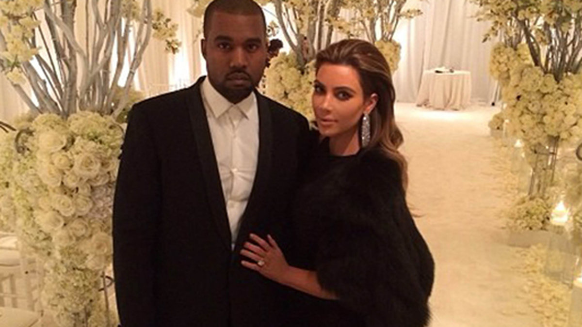Kim och Kanye är finklädda. 