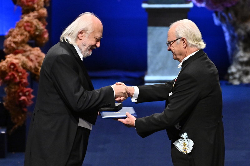 Litteraturpristagaren László Krasznahorkai tar emot sitt pris av kung Carl Gustaf.