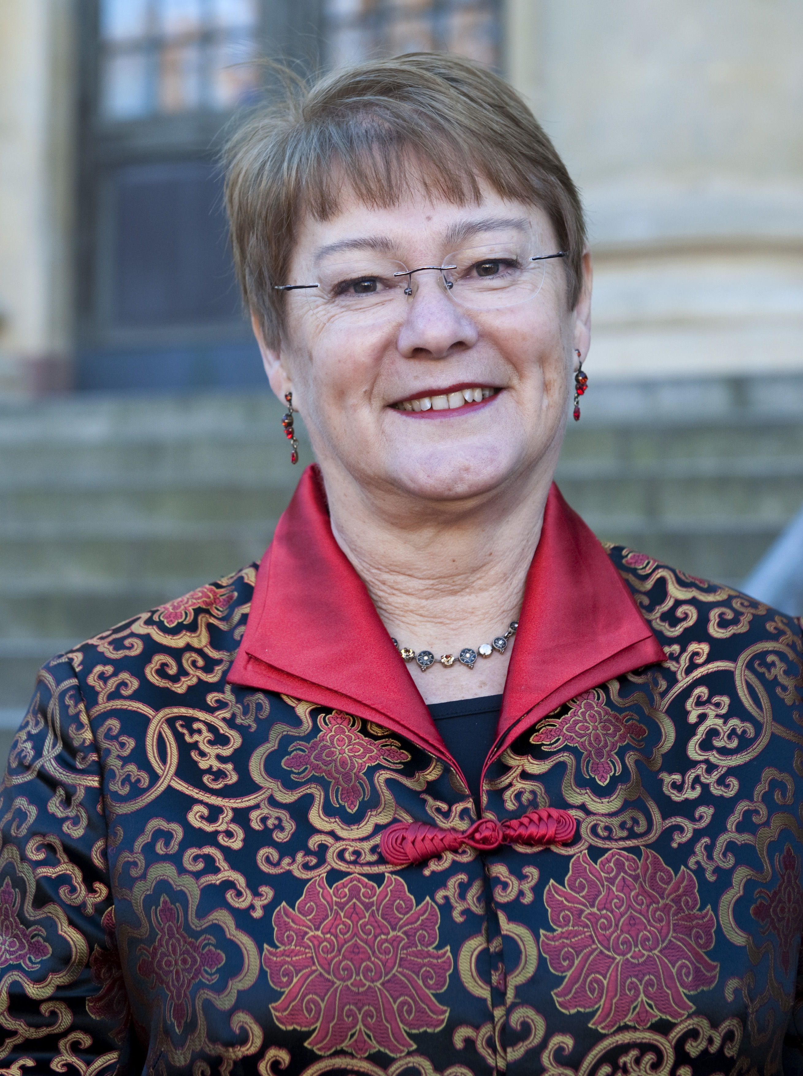 Massiv kritik när Röda Korset fråntas flyktingvård