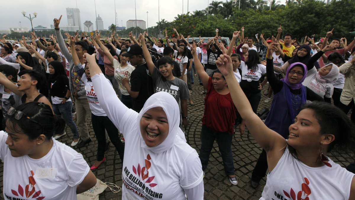 Indonesiska kvinnor, glatt dansandes.