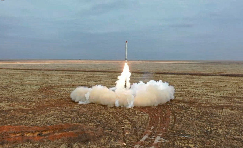 En Iskander-robot avlossas under militärövningar i Ryssland tidigare i år. Iskander-systemet används nu i kriget i Ukraina.