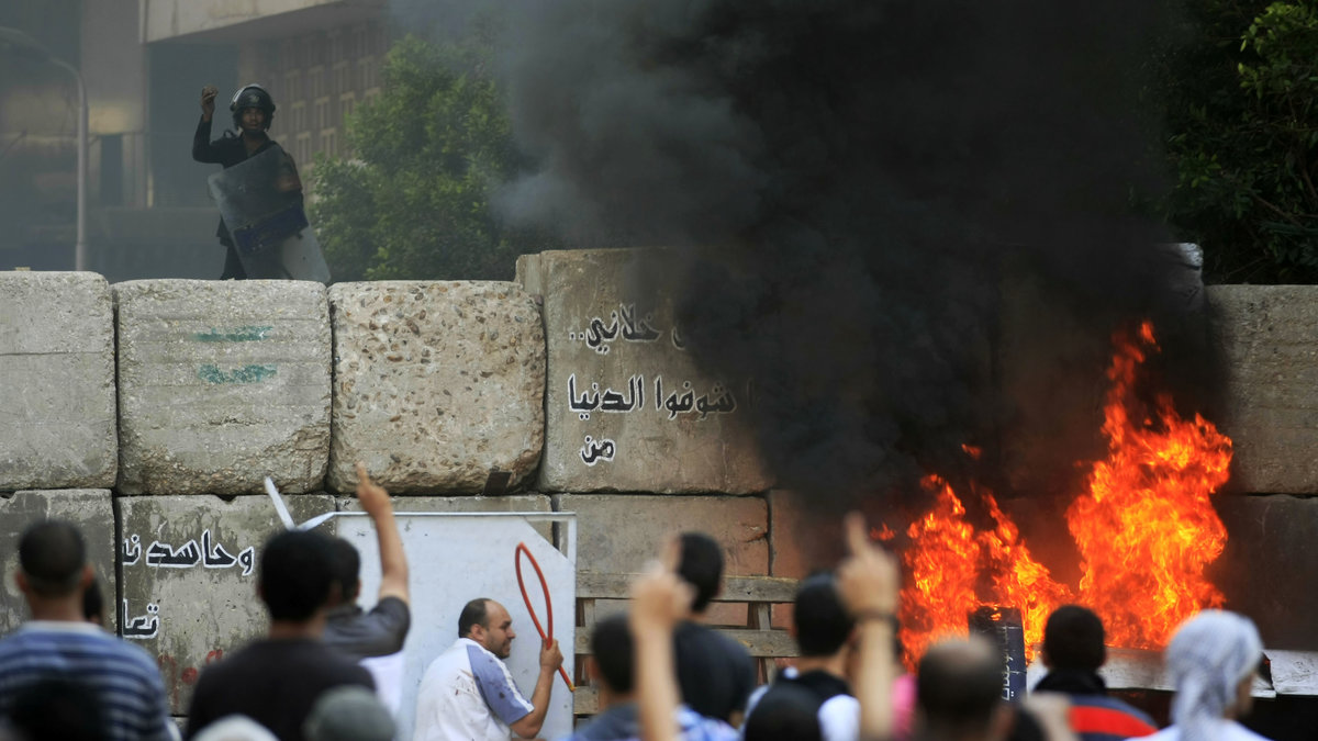 Egyptiska demonstranter drabbar samman med säkerhetsstyrkor i Kairo.