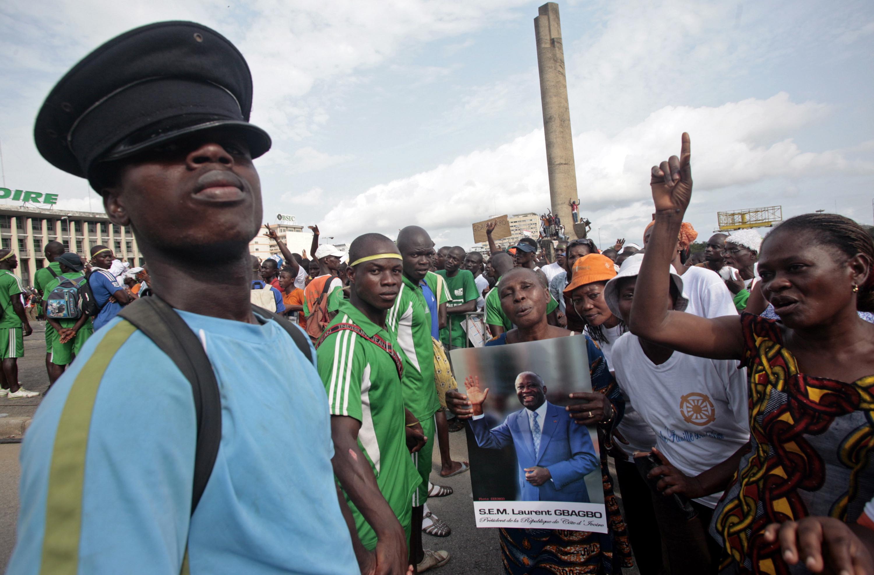 Folket visar sitt stöd för den självutnämnde segraren i presidentvalet Gbagbo. 
