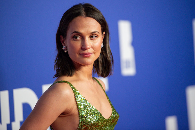 Alicia Vikander dyker upp i Venedig för att lansera filmen "The wizard of the Kremlin" där Jude Law spelar Putin. Arkivbild.