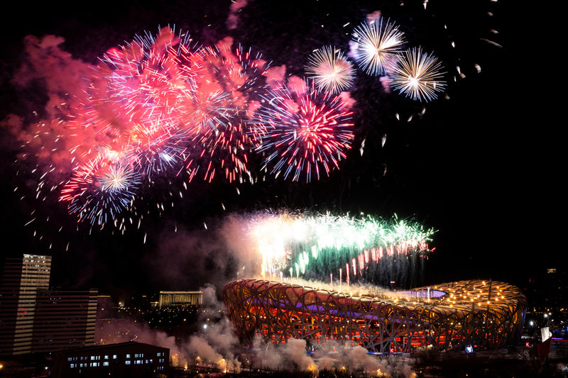 Fyrverkerier lyser upp kvällshimlen under avslutningsceremonin för OS i Peking i februari i år.