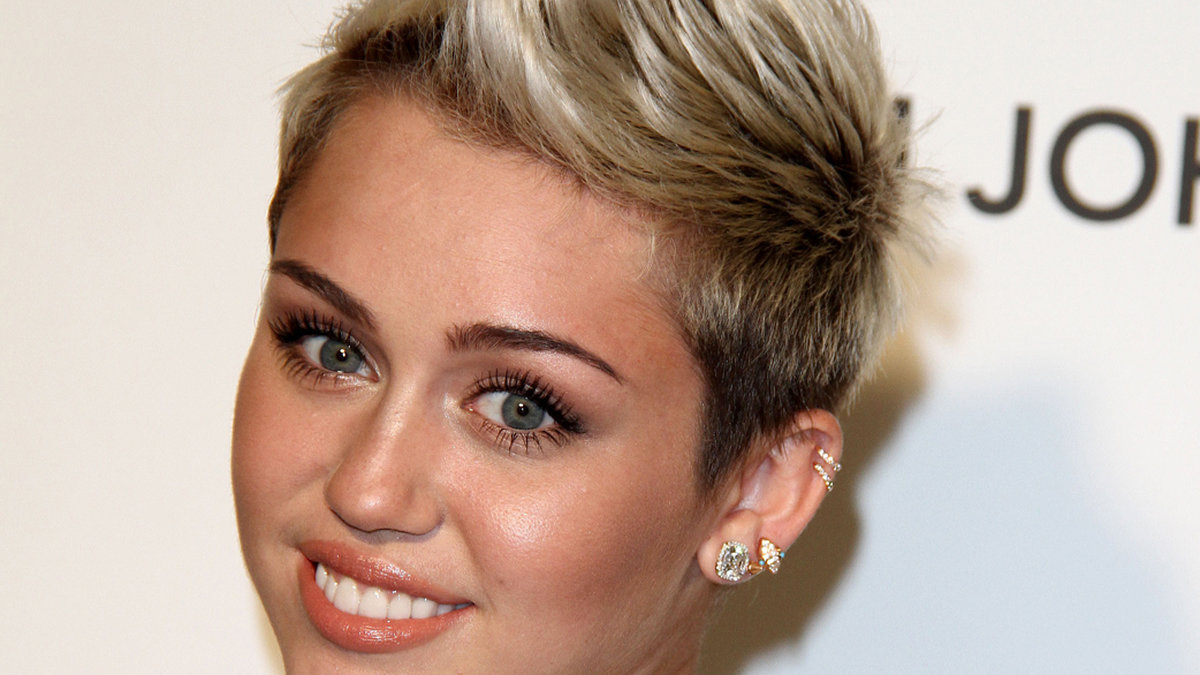 Sin klara hy tackar Miley märket Kanebo för. – Ansiktstvätten Sensai ändrade mitt liv! Jag bara tvättade ansiktet och log! Det är ett mirakel!, säger Miley till tidningen Seventeen. 