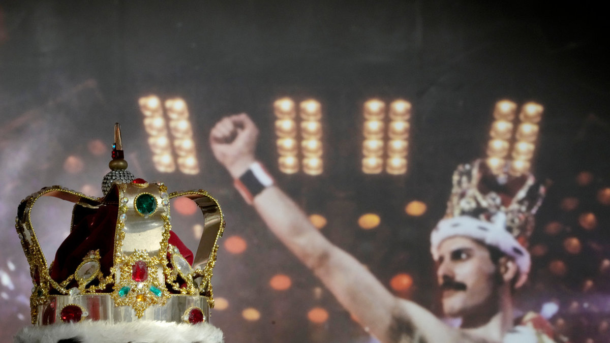 Bland föremålen som auktioneras ut återfinns en kopia av den brittiske monarkens krona som Freddie Mercury bar under Queens konsertturné 'Magic tour' 1986.