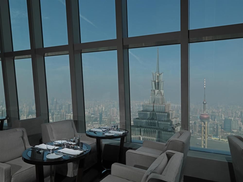 Efter en dag ute på stan i Shanghai kan man dra sig tillbaka och chilla högst upp i hotellet inför den här vyn. Efter en dag ute på stan i Shanghai kan man dra sig tillbaka och chilla högst upp i hotellet inför den här vyn.
