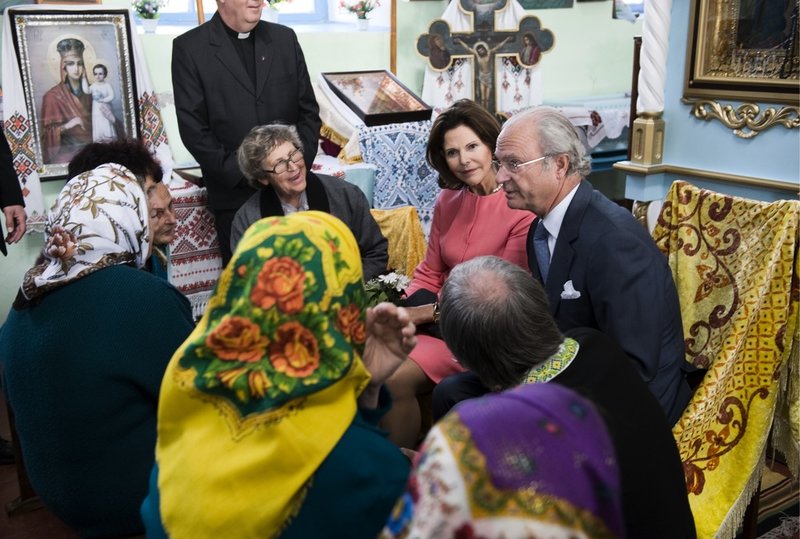 År 2008 besökte kungaparet Gammalsvenskby . Här i samtal med medlemmar i svenska kyrkan i byn. Arkivbild.