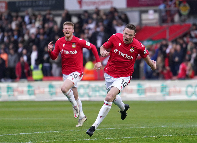 Paul Mullin gjorde två mål när hans Wrexham säkrade uppflyttning.