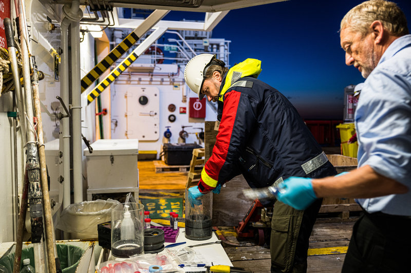 Haverikommissionens Daniel Söderman och Jörgen Zachau med ett prov från den delen av fartyget där man kan se svarta fläckar.