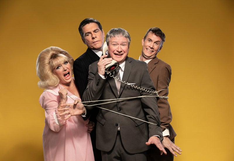 Sussi Eriksson, Mikael Tornving, Robert Gustafsson och Ola Forssmed spelade i "Trassel" på Krusenstiernska teatern 2019. Föreställningen spelas på Oscarsteatern i Stockholm, då som nu i regi av Edward af Sillén.