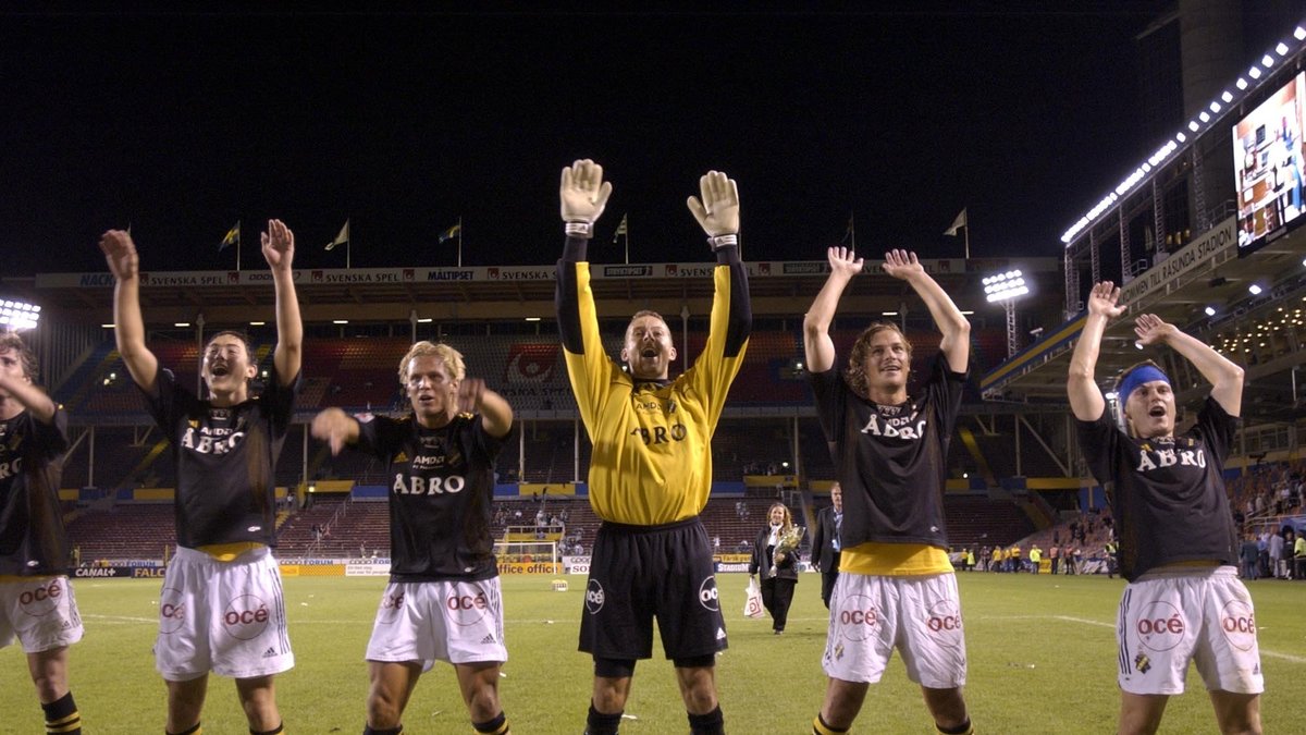 2000: AIK firar derbyseger mot Hammarby. 2–0 blev det.