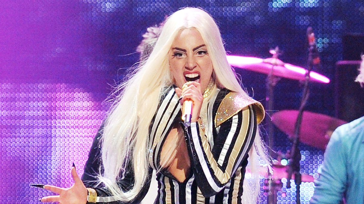 Gaga är tillbaka. Efter cirka två år släpper sångerskan albumet "ARTPOP" 11 november.  