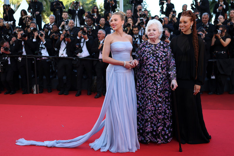 Scarlett Johansson tillsammans med sina skådespelare June Squibb och Erin Kellyman.