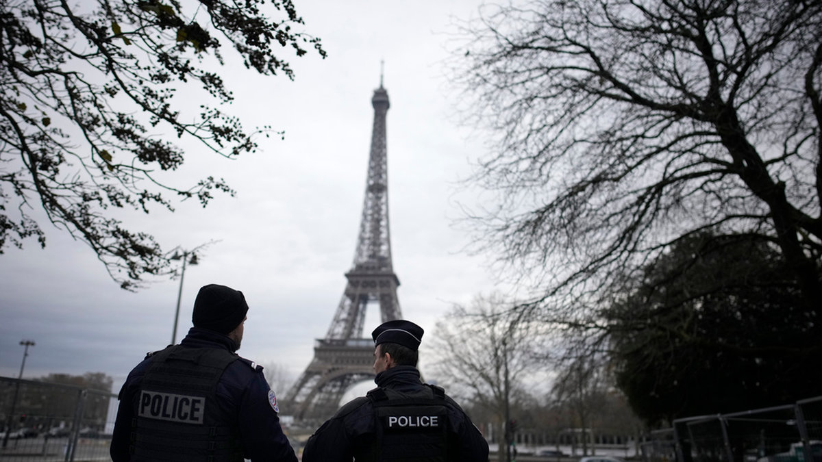 Fransk polis vid Eiffeltornet. Arkivbild.