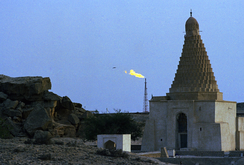 Den här bilden från 1971 – före den islamiska revolutionen – visar en gammal moské i förgrunden, framför en brinnande låga från en då relativt nybyggd oljeanläggning på Kharg.