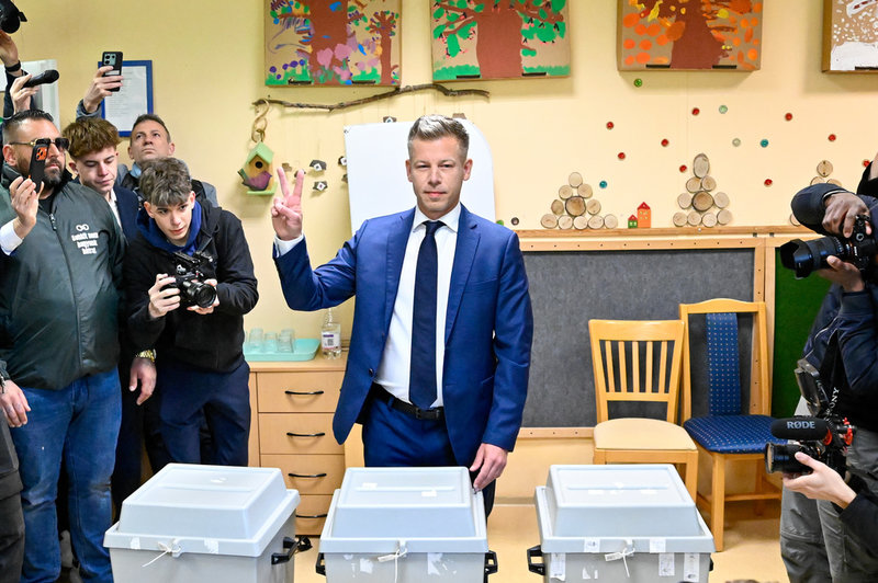 Péter Magyar, ledare för oppositionspartiet Tisza, när han röstade i en vallokal i Budapest på söndagsmorgonen.