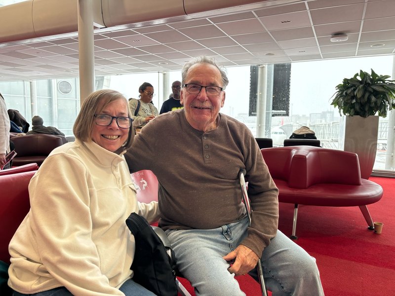 Jacquie och John McGurran från Kenora i Kanada har fastnat i Paris, på väg till Malta.