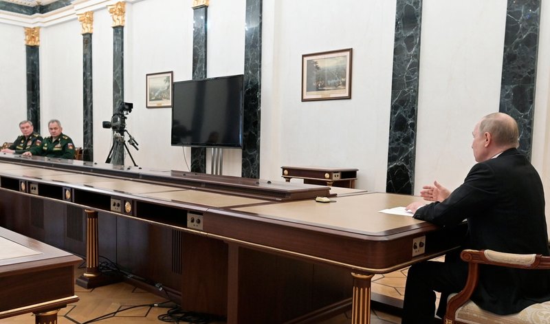 Putin i möte med försvarsminister Sergej Sjojgu och militärens generalstabschef Valerij Gerasimov. Foto från den 27 februari.