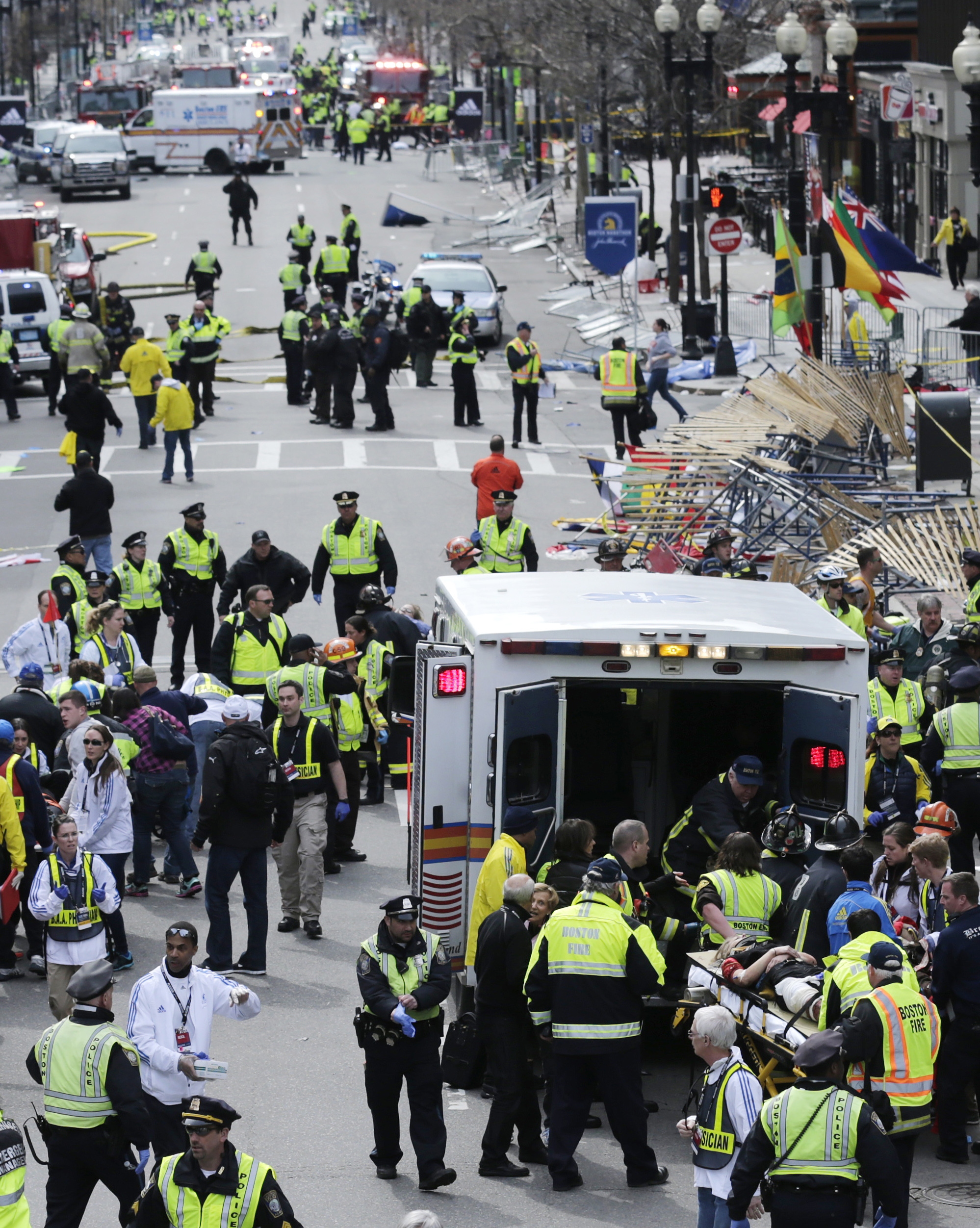 Just nu spekulerar medierna i USA om allt från al-Qaida till en ensam förövare. Just nu spekulerar medierna i USA om allt från al-Qaida till en ensam förövare.