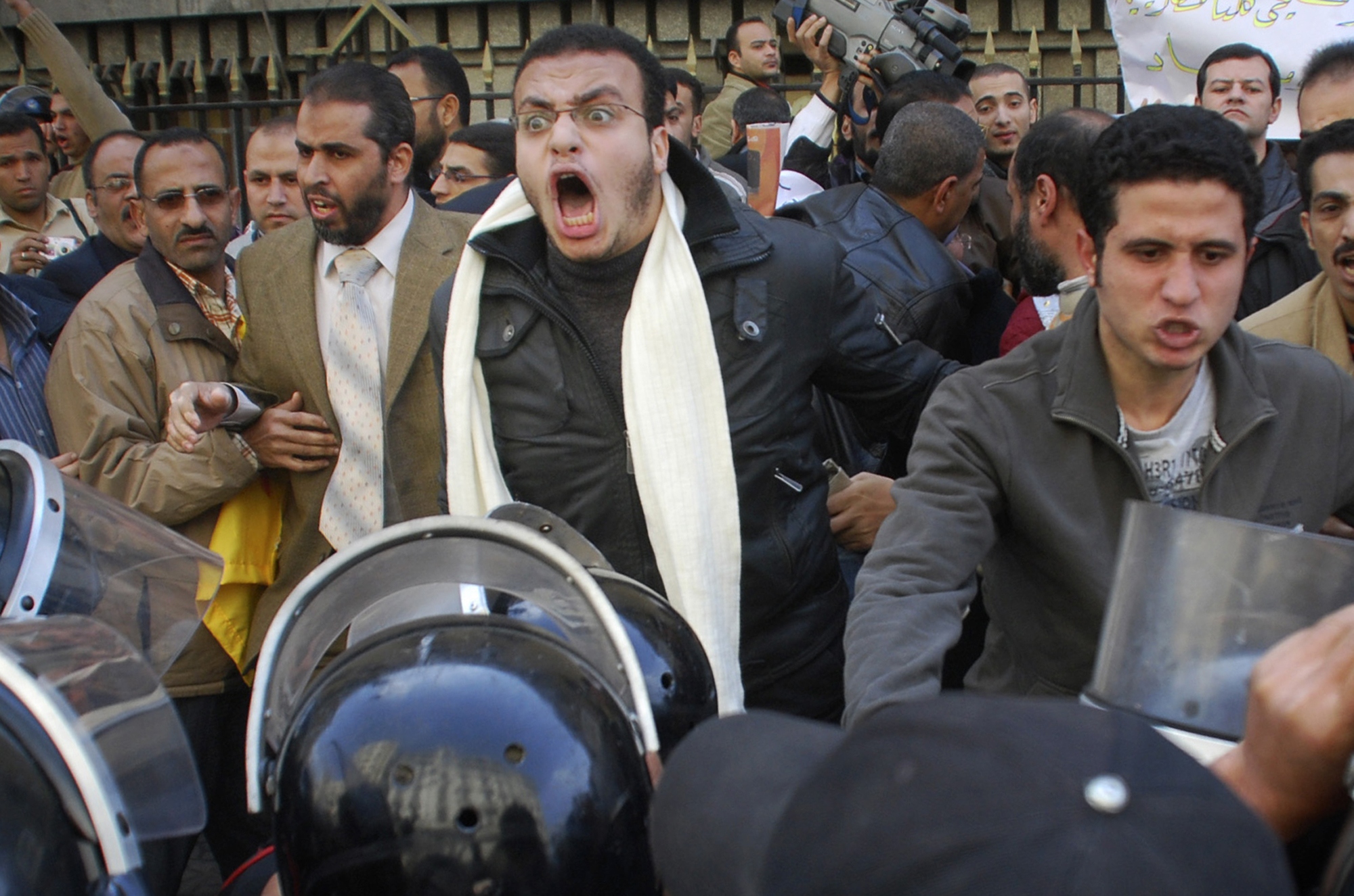 Demonstranter stoppas av polis i Kairo, Egypten. Hundratals regeringskritiker marscherade in i den egyptiska huvudstaden för att protestera mot President Hosni Mubarak. Foto: Mohammed Abu Zaid/SCANPIX