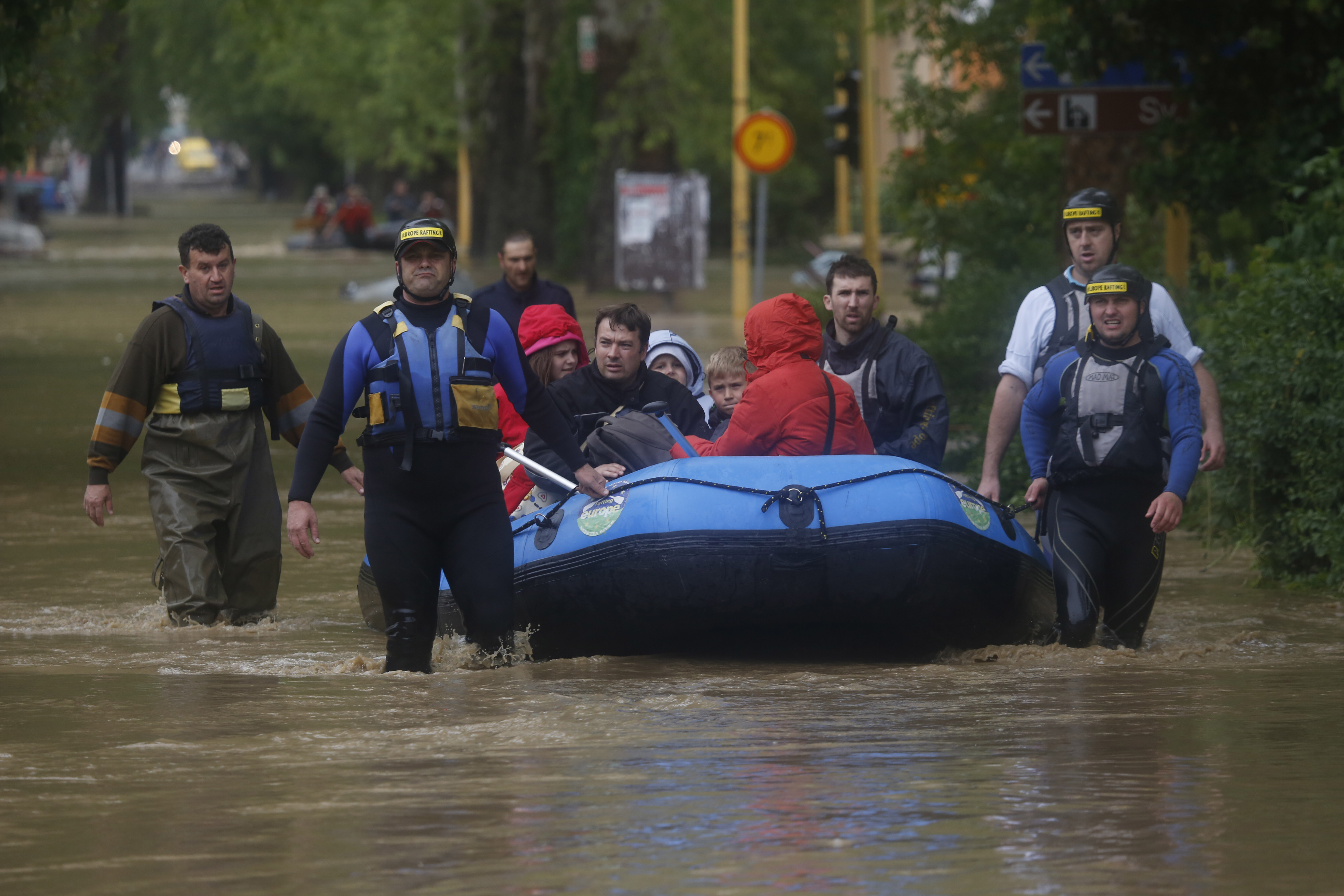Människor i staden Maglaj i Bosnien hjälps åt.