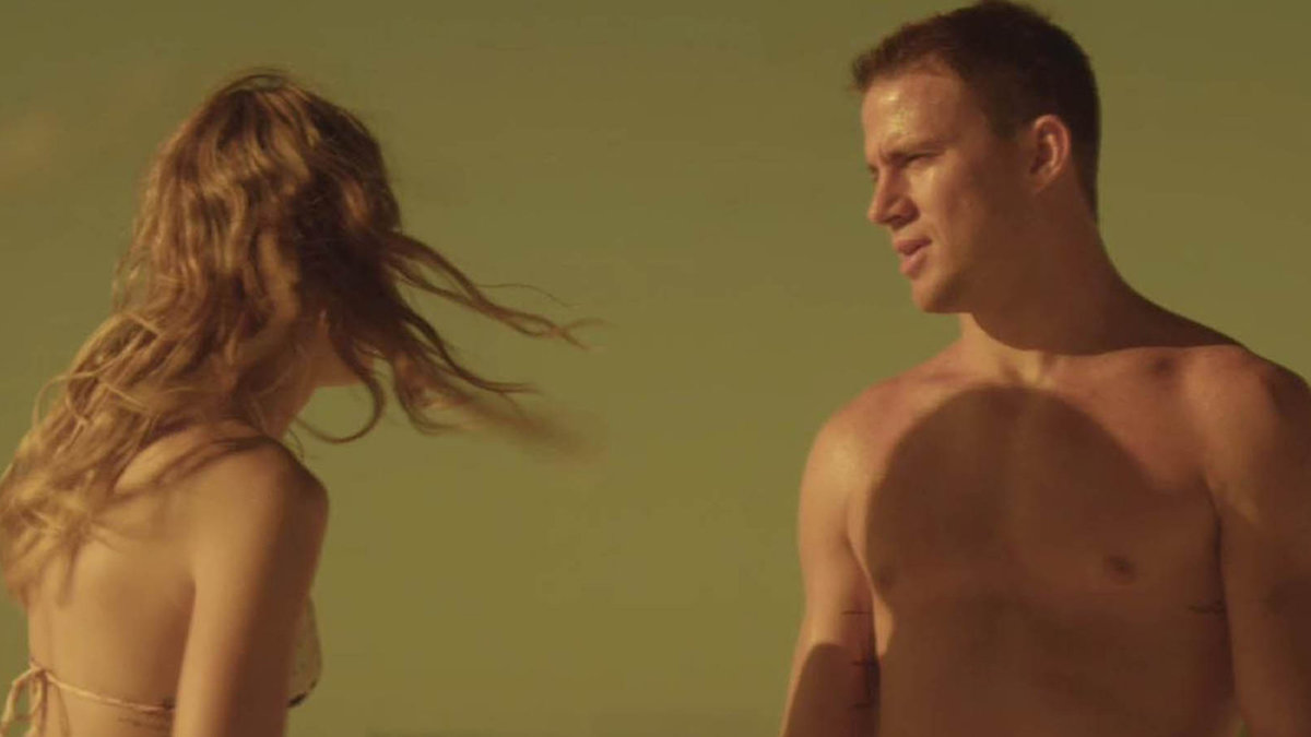 Channing Tatum kastar skjortan i en film. 