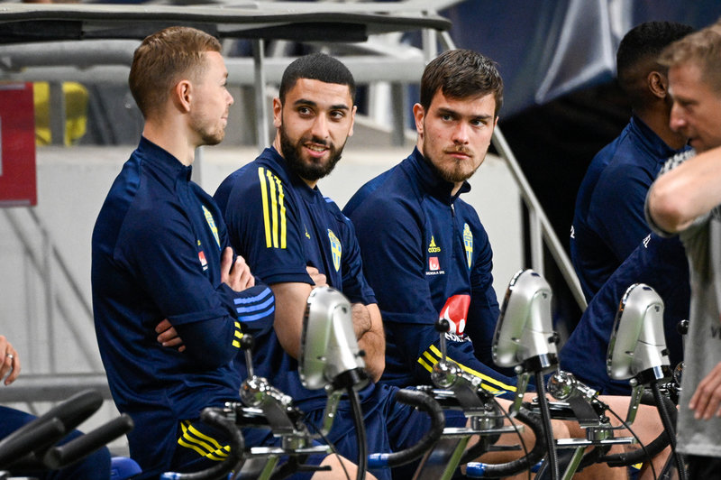 Aiham Ousou, mitten, och Pavle Vagic, höger, pratar med Joel Andersson under landslagets träning inför mötet med Norge.