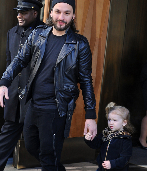 Steve Angello är redan pappa till Monday Lily och Winter-Rose. Steve Angello är redan pappa till Monday Lily och Winter-Rose.