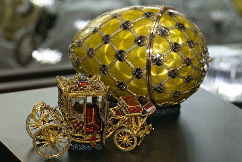 Tsarinnan Alexandras hårstrå hittades i en medaljong gjord av den ryske juveleraren Carl Fabergé. Särskilt berömda är annars de många diamantbesatta och emaljerade ägg som Fabergé utförde åt den ryske tsaren, som denne överlämnade i påskgåva åt hustrun. Här det så kallade kröningsägget, som Nikolaj II gav till Alexandra 1897. Arkivbild.