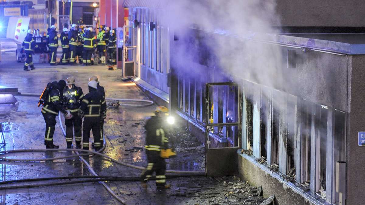 Brandmän arbetar vid den utbrända moskén i Nyfors i Eskilstuna.