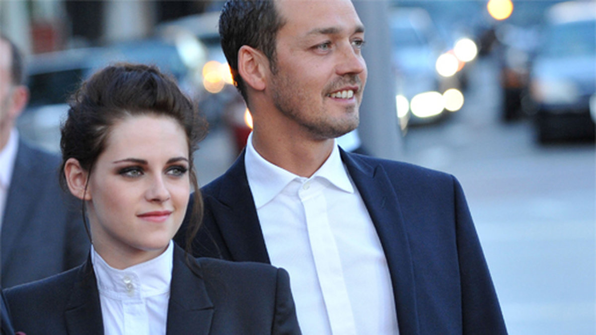 Kristen Stewart och Rupert Sanders hade en kärleksrelation. Kristens tidigare pojkvän Robert Pattinson har nu lämnat sin brutta. 