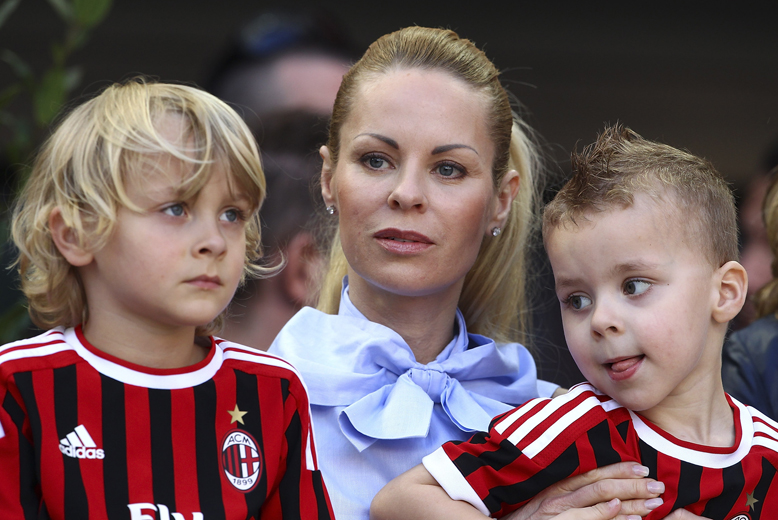 Helena Seger tillsammans med parets söner Maximillian och Vincent kollar in när pappa spelar i Milan den 25 april 2012. Helena Seger tillsammans med parets söner Maximillian och Vincent kollar in när pappa spelar i Milan den 25 april 2012.